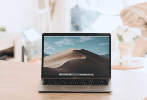 W dzisiejszym świecie online przedsiębiorcy, menedżerowie marketingu i właściciele małych czy średnich firm mają świetną szansę, by dotrzeć do klientów przez internet. Blog firmowy to nie tylko miejsce na Twoje przemyślenia. To proste, a zarazem potężne narzędzie, które może pomóc Twojej firmie się rozwijać. Chcesz zwiększyć ruch na stronie, budować relacje z klientami czy pokazać się jako ekspert? Blog to idealny sposób! Dzięki wsparciu specjalistów z www.webkraft.pl możesz łatwo zacząć i zobaczyć efekty. W tym artykule pokażemy Ci, czym jest blog firmowy, jak go prowadzić i dlaczego warto to robić. Opowiemy o praktycznych strategiach, obalimy mity i pokażemy, jak blogowanie może przynieść korzyści Twojej firmie. Bez względu na to, czy dopiero startujesz, czy chcesz ulepszyć swoje działania online, znajdziesz tu coś dla siebie. Blog firmowy, czyli co? Blog firmowy to przestrzeń na Twojej stronie, gdzie regularnie publikujesz treści związane z biznesem czy branżą. Możesz dzielić się wskazówkami, omawiać trendy albo pokazywać, jak działają Twoje produkty. To może być tekst, wideo, infografika czy podcast – forma zależy od Ciebie. Najważniejsze? Blog pomaga dotrzeć do ludzi, zanim jeszcze skontaktują się z Twoją firmą. Na przykład, pisząc o rozwiązaniach dla klientów, budujesz zaufanie. Niezależnie, czy prowadzisz mały biznes, czy zarządzasz zespołem marketingowym, blog firmowy – jak go prowadzić – to pytanie, na które odpowiedź znajdziesz poniżej. Dzięki www.webkraft.pl stworzysz blog, który przyciągnie uwagę i wesprze Twoje cele. Historia i ewolucja blogów firmowych Blogi firmowe zaczęły się jako proste strony z notatkami właścicieli firm. Z czasem, gdy internet i media społecznościowe się rozwinęły, stały się czymś więcej. Dziś to profesjonalne narzędzia do marketingu i budowania marki. Na początku przedsiębiorcy pisali luźne aktualności. Teraz blogi edukują, promują i angażują. Co więcej, dzisiejsze blogi łączą tekst z wideo czy podcastami, by trafić do różnych odbiorców. To miejsce, gdzie możesz pokazać wiedzę i zrozumieć potrzeby klientów. Chcesz dowiedzieć się, jak to działa w praktyce? Sprawdź ofertę www.webkraft.pl – pomogą Ci ruszyć z blogiem od razu. Jak rozpoznać skuteczny blog firmowy? Skuteczny blog firmowy przyciąga czytelników wartością. Powinien być prosty, ale oparty na Twojej wiedzy. Piszesz o zarządzaniu czasem? Upewnij się, że rady są praktyczne i jasne. Blog musi też inspirować – na przykład skłaniać do kontaktu z Twoją firmą. Regularność to podstawa. Publikuj co tydzień lub co miesiąc, ale trzymaj się planu. Interakcja też się liczy – zachęcaj do komentarzy i odpowiadaj na nie. Dzięki optymalizacji SEO (o tym później) Twój blog będzie łatwy do znalezienia. Profesjonalny wygląd i info o firmie budują zaufanie. Jak to zrobić dobrze? Blog firmowy – jak go prowadzić – to sztuka, w której www.webkraft.pl może Ci pomóc. Narzędzia do analizy efektywności bloga firmowego Chcesz wiedzieć, czy blog działa? Użyj Google Analytics. Sprawdzisz, ile osób go czyta, skąd przychodzą i jak długo zostają. To proste dane, które pokazują, co działa. Narzędzia jak SEMrush czy Ahrefs pomogą Ci znaleźć słowa kluczowe i poprawić pozycję w Google. Brandwatch czy Hootsuite Insights pokażą, co ludzie mówią o Twoim blogu w social mediach. Z kolei BuzzSumo podpowie, jakie tematy są popularne w Twojej branży. Dzięki tym narzędziom dostosujesz treści do odbiorców. Potrzebujesz wsparcia technicznego? www.webkraft.pl oferuje rozwiązania, które ułatwią Ci analizę. Ile czasu potrzeba, aby blog firmowy przyniósł rezultaty? Budowanie bloga to maraton, nie sprint. Pierwsze efekty – więcej odwiedzin czy komentarze – zobaczysz po kilku miesiącach. Pełne korzyści, jak napływ klientów czy rozpoznawalność, mogą przyjść po roku lub dwóch. Dlaczego? To zależy od regularności i jakości. Nie zrażaj się, jeśli start jest wolny. Skup się na wartościowych treściach i promocji. Z czasem blog nabierze rozpędu. Blog firmowy – jak go prowadzić, by szybciej działał? Eksperci z www.webkraft.pl podpowiedzą Ci, jak to przyspieszyć. Czynniki wpływające na szybkość osiągania rezultatów Co decyduje o sukcesie? Po pierwsze, jakość treści – pisz regularnie i ciekawie. Po drugie, promocja – udostępniaj wpisy w social mediach czy newsletterach. Konkurencja w branży też ma znaczenie. W niszowych tematach łatwiej się wybić. SEO to kolejny klucz. Używaj słów kluczowych i zadbaj o szybkość strony. Blog musi działać dobrze na telefonach – coraz więcej osób czyta na smartfonach. Chcesz więcej szczegółów o SEO? Zajrzyj na www.webkraft.pl lub poczytaj o Google Sandbox. Strategie na prowadzenie skutecznego bloga firmowego Jak prowadzić blog firmowy skutecznie? Planuj treści, które rozwiązują problemy Twoich odbiorców. Pisz o tym, w czym jesteś dobry – np. jak zwiększyć sprzedaż. Stwórz kalendarz publikacji. Dzięki temu nie zabraknie Ci pomysłów. Eksperymentuj z formą – dodaj infografiki czy wideo. Odpowiadaj na komentarze, by budować relacje. SEO też jest ważne – o tym za chwilę. Blog firmowy – jak go prowadzić practically? www.webkraft.pl pomoże Ci to ogarnąć krok po kroku. Optymalizacja bloga firmowego pod kątem SEO SEO sprawia, że Twój blog jest widoczny. Wybierz słowa kluczowe – np. „blog firmowy – jak go prowadzić” – i wpleć je w tytuły i tekst. Używaj prostych adresów URL, jak „twojafirma.pl/jak-zwiekszyc-sprzedaz”. Szybkość strony? Kluczowa. Wolny blog odstrasza. Dostosuj go do telefonów – Google to lubi. Linkuj między artykułami, by ułatwić nawigację. Aktualizuj stare wpisy, by były świeże. Potrzebujesz pomocy z SEO? www.webkraft.pl ma gotowe rozwiązania. Promocja treści na blogu firmowym Dobre treści potrzebują promocji. Udostępniaj je na LinkedIn, Facebooku czy X. Współpracuj z innymi firmami – np. pisz gościnne posty. Newsletter to sposób na stały kontakt z czytelnikami. Konferencje? Wspomnij o blogu. Każdy kanał wymaga innego podejścia. Na Instagramie stawiaj na grafikę, na LinkedIn na wiedzę. www.webkraft.pl pomoże Ci wybrać najlepszą strategię promocji. Angażowanie czytelników bloga firmowego Blog to dialog. Pytaj czytelników o zdanie – np. „Jak radzisz sobie ze stresem w pracy?”. Odpowiadaj na komentarze. Twórz serie, jak „5 kroków do sukcesu”, by wracali po więcej. To buduje więź i lojalność. Mity na temat blogów firmowych Myślisz, że blog musi być sztywny? Błąd. Pisz prosto i autentycznie. Czasochłonny? Nie, jeśli dobrze się zorganizujesz. Autopromocja? Nie musi – dawaj wartość, a klienci sami przyjdą. Unikalność? Ważna, ale możesz odświeżyć znane tematy. Fakty vs fikcja w kontekście blogów firmowych Fakt: blog buduje markę i przyciąga klientów. Fikcja: działa od razu – to proces. Fakt: edukuje rynek. Fikcja: zastępuje sprzedaż – raczej ją wspiera. Systematyczność jest ważna, ale nie musisz pisać codziennie. Korzyści z prowadzenia bloga firmowego Blog zwiększa ruch na stronie i buduje Twój autorytet. Edukuje klientów, co ułatwia sprzedaż. Generuje leady – dodaj formularz kontaktowy. SEO? Każdy wpis to nowa szansa na widoczność. To inwestycja w przyszłość firmy. Blog firmowy jako narzędzie do generowania leadów Chcesz więcej kontaktów? Oferuj e-booki czy webinary za e-mail. Twórz strony lądowania, np. „Jak poprawić marketing”. Subtelność to klucz – najpierw dawaj, potem bierz. www.webkraft.pl pomoże Ci to ustawić. Wpływ bloga firmowy na SEO Regularne wpisy podnoszą pozycję w Google. Używaj fraz jak „blog firmowy – jak go prowadzić”. Linki z innych stron? Blog je przyciąga. To prosty sposób na ruch organiczny. Budowanie relacji z klientami poprzez blog firmowy Blog łączy Cię z klientami. Dajesz im porady, a oni czują się bliżej Ciebie. Odpowiadaj na pytania w komentarzach – to buduje zaufanie. To też szansa, by poznali Twoją firmę lepiej. Blog firmowy jako narzędzie edukacyjne Uczysz klientów o swojej branży. Wyjaśniasz, jak działa Twój produkt. Obalasz mity. To buduje ich pewność i Twoją wiarygodność. Rozwój zawodowy poprzez prowadzenie bloga firmowego Pisząc, uczysz się. Śledzisz trendy. Stajesz się lepszym ekspertem. Blog może przyciągnąć nowe możliwości – np. konferencje. Blog firmowy jako sposób na wyróżnienie się na rynku Unikalny styl czy tematy wyróżnią Cię. Pokaż osobowość firmy. To magnes na klientów, którzy szukają „swoich” ludzi. Monetyzacja bloga firmowego Blog może zarabiać – np. przez e-booki czy reklamy. Ale ostrożnie – wiarygodność jest ważniejsza. www.webkraft.pl doradzi, jak to zrobić dobrze. Podsumowanie korzyści z prowadzenia bloga firmowego Blog to ruch, marka i relacje. Edukuje i generuje leady. Wspiera SEO i rozwój. To proste narzędzie z wielkim potencjałem. Wyzwania związane z prowadzeniem bloga firmowego Czas to problem? Planuj z wyprzedzeniem. Krytyka? Odpowiadaj spokojnie. Ekspozycja? To szansa, nie zagrożenie. Jak rozpocząć prowadzenie bloga firmowego? Określ, dla kogo piszesz. Wybierz platformę – np. WordPress. Planuj treści i zacznij od prostych tematów. Zadbaj o wygląd. www.webkraft.pl pomoże Ci ruszyć. Najczęstsze błędy początkujących blogerów biznesowych Nie pisz o wszystkim – wybierz niszę. Unikaj trudnego języka. Promuj od startu. Bądź regularny. SEO? Nie ignoruj go. Przyszłość blogów firmowych Blogi będą bardziej multimedialne. AI pomoże, ale autentyczność wygra. Staną się centrum Twojej strategii online. Trendy w blogowaniu biznesowym Wideo i podcasty rosną. Krótkie porady przyciągają. Tematy interdyscyplinarne – np. technologia w biznesie – zyskują. Podsumowanie: dlaczego warto prowadzić blog w biznesie** Blog firmowy – jak go prowadzić? To proste: dawaj wartość, bądź regularny i promuj. Budujesz markę, przyciągasz klientów i wyróżniasz się. To inwestycja, która się opłaca. Zacznij z www.webkraft.pl i zobacz różnicę! Profesjonalna strona dla Twojego biznesu z Webkraft Przytłacza Cię temat bloga i strony? Z www.webkraft.pl to proste! Oferujemy gotowe szablony z blogiem – gotowe w 7 dni – lub strony od zera. Zajmiemy się SEO, hostingiem i techniką. Skontaktuj się i zacznij budować swój sukces online!